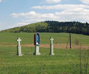 To dawna wieś królewska w Małopolsce. Jej znakiem rozpoznawczym są kamienne krzyże