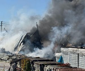 Pożar hali przemysłowej hurtowni zniczy przy ulicy Dojazd w Tarnowie