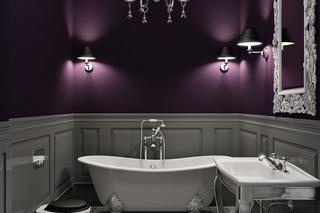 Romantyczna łazienka w mocnym odcieniu bakłażana