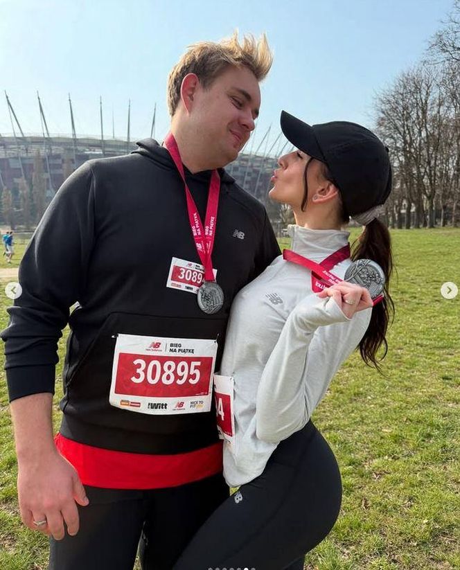 Roxie Węgiel  biega z Kevinem