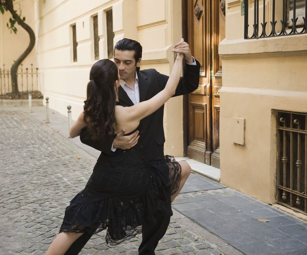 Tango argentyńskie to taniec zmysłowy, w którym znajdują odzwierciedlenie uczucia łączące partnerów.