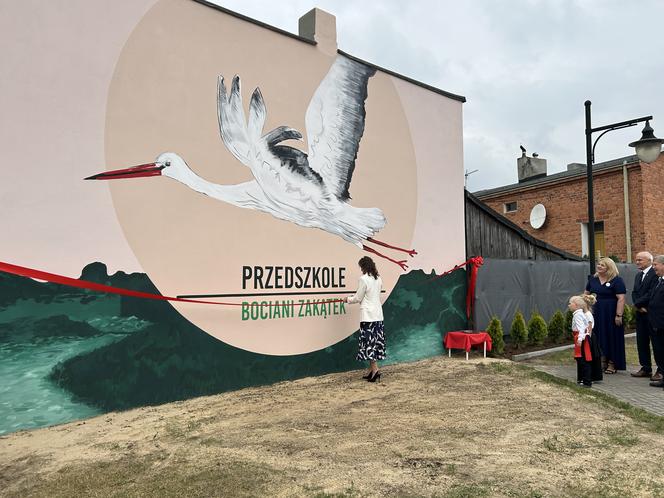 Pierwszy w Zagórowie bociani mural w Bocianim Zakątku