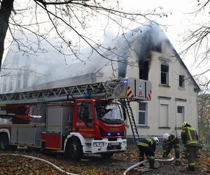 Pożar zabytkowego pałacyku na Pomorzu. Ewakuowano 20 osób, nie żyje jedna osoba