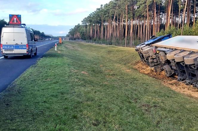 Kierowca ciężarówki nie opanował pojazdu, bo sięgał po napój. Fatalne skutki zdarzenia na A1 [ZDJĘCIA]