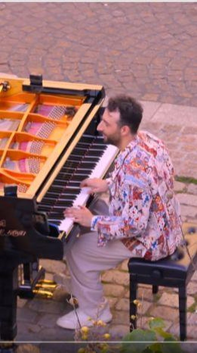 Flashmob w Paryżu - "Bohemian Rapsody"