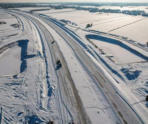 Autostrada A2 do Siedlec z lotu ptaka w ziomowej scenerii 