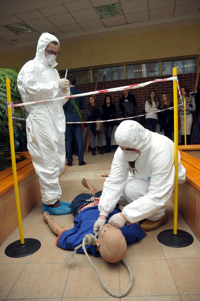 Wisielec w Patio WSPiA, czyli symulowane oględziny miejsca zdarzenia