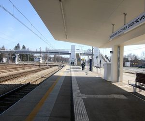  Takiego absurdu w Warszawie już dawno nie było. Mieszkańcy Pragi załamani po budowie kładki nad torami