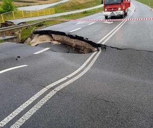 Nawałnice i burze w Świętokrzyskiem. Ponad 200 interwencji strażaków. Droga w Ćmielowie całkowicie zniszczona [ZDJĘCIA].