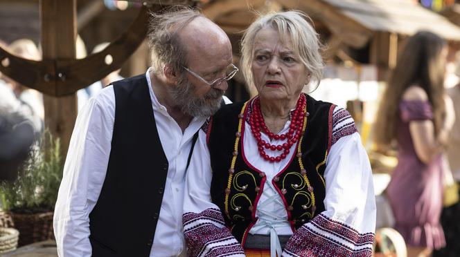Artus Barciś i Anna Seniuk jako Jan i Halina w NIC NA SIŁĘ Netfliksa