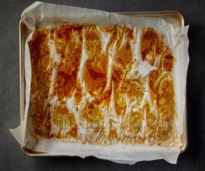 Gdzie wyrzucić brudny papier do pieczenia? Więcej nie popełnisz tego błędu