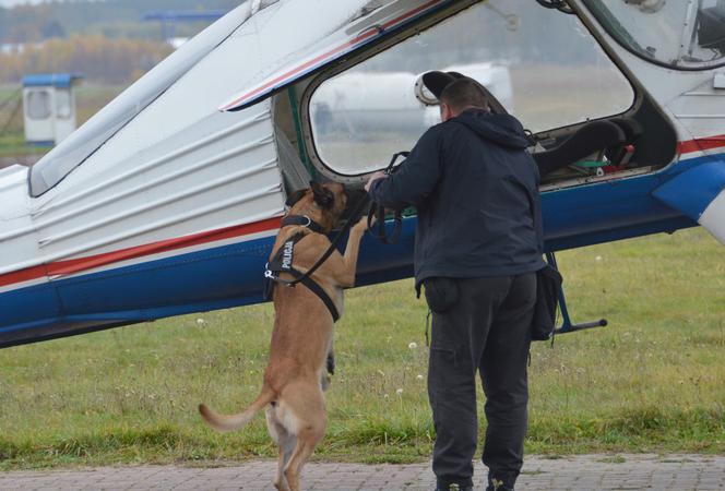 Awaryjne lądowanie w Piastowie: Samolot został opanowany przez uzbrojoną osobę! Ćwiczenia służb w aeroklubie [ZDJĘCIA]