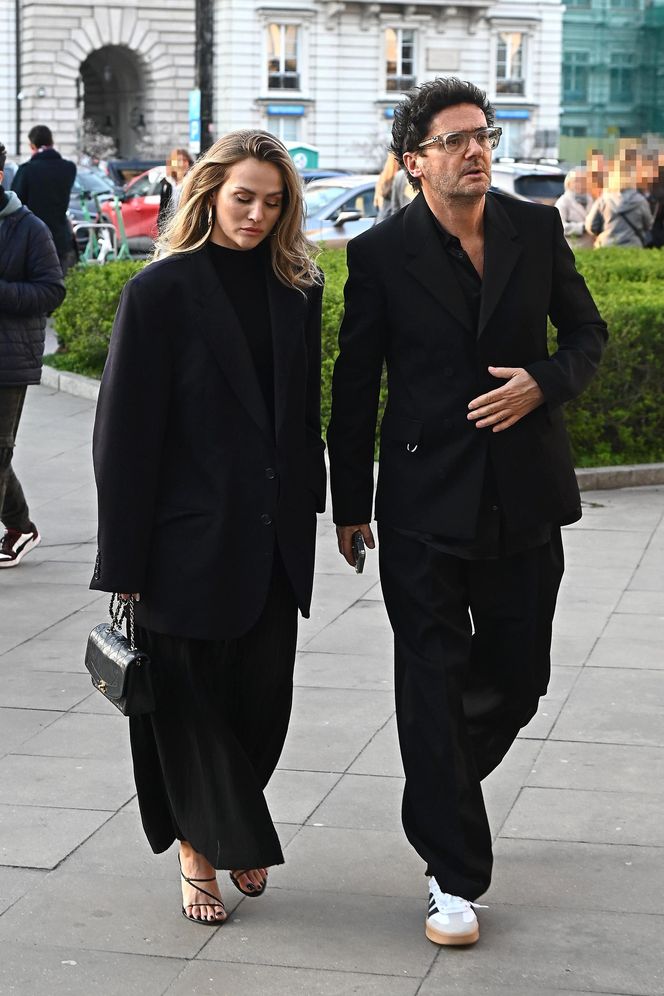 Kuba Wojewódzki z partnerką  na premierze "Hamleta"