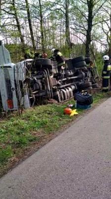 Kierowca cysterny uciekał przed piratem drogowym. Wpadł do rowu [ZDJĘCIA]