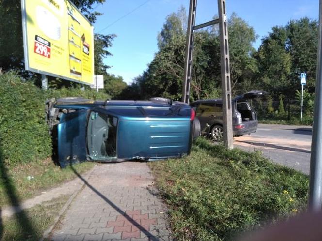 Dachowanie na skrzyżowaniu Moniuszki i Nowowiejskiej! Kierowca zabrany do szpitala