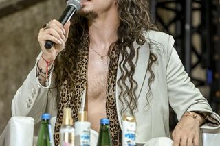 Michał Szpak z gołą klatą