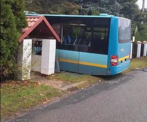 Autobus wjechał w samochody i budynek w Balinie