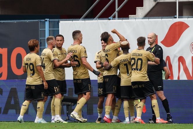 Ekstraklasa: gorąco po meczu w Gliwicach, kamery złapały i Lukasa Podolskiego. „Nie wychodźcie już z szatni” [WIDEO]