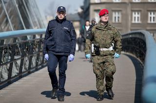 Kraków: Policja sprawdzi, czy nosisz maseczkę. Posypią się mandaty?