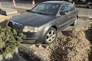 Historia niczym z Łodzi. Kolejny samochód zablokował przebudowę chodnika. Tym razem w Warszawie