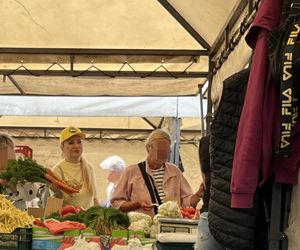 Europosłanka Wcisło buszuje na bazarku.