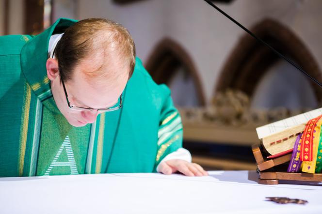 Ksiądz: zarabiam 1500zł miesięcznie, wszystko wydaję w internecie