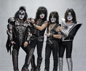 Kiss wrócą na scenę jeszcze w tym roku - i to nie jako awatary! Grupa ogłosiła koncert z wyjątkowym gościem!