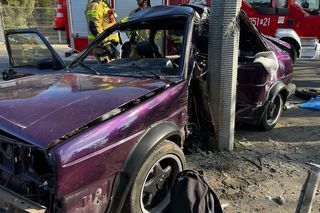 Golf zawinął się na latarni! Nie żyje 17-latek kierowca. Ten napis na aucie zmroził wszystkich