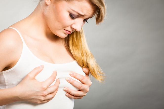 Różnica w bólu piersi przed okresem a ciąża
