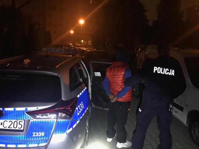 Tłukł młotkiem szyby w autach
