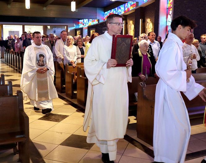 Polonia modliła się przy relikwiach pierwszego świętego millenialsa