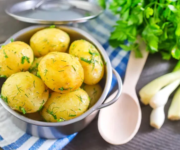 Bartek Kulczyński zaleca: Schłodź ugotowane ziemniaki przez noc. Zobaczysz niesamowite korzyści zdrowotne tego prostego triku