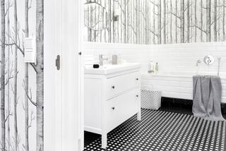 Czarno-białe płytki na podłodze w łazience