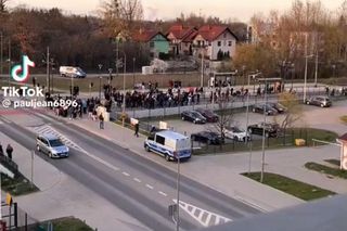 Tłum nastolatków szedł ulicami Gdańska, wykrzykując agresywne hasła. Interweniowała policja