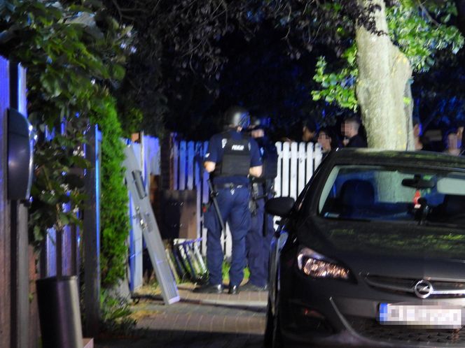 Antyterroryści zatrzymali mężczyznę w Ząbkach. Zabarykadował się w domu