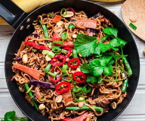 Esencjonalny chiński makaron z mieloną wołowiną. Kluczem do sukcesu jest sos