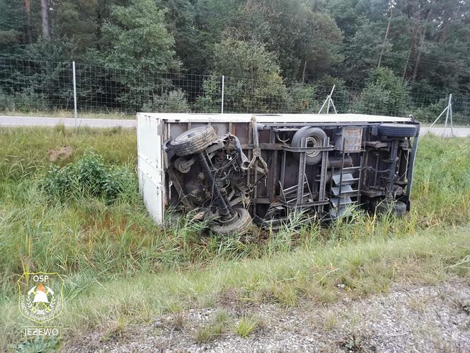 Jeżewo Stare: Wypadek na S8. Przewrócona ciężarówka-chłodnia blokuje drogę [ZDJĘCIA]