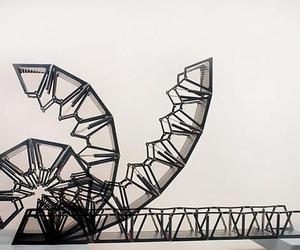 Rolling Bridge  - most, który rozwija się jak gąsiennica. Paddington Basin, Londyn, Wielka Brytania, realizacja 2004. Autor: Thomas Heatherwick. Fot: Thomas Heatherwick