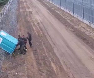 Strażnicy graniczni nie mogli w to uwierzyć. Migranci wymyślili, jak pokonać zaporę