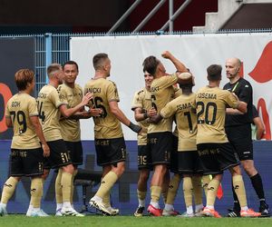 Ekstraklasa: gorąco po meczu w Gliwicach, kamery złapały i Lukasa Podolskiego. „Nie wychodźcie już z szatni” [WIDEO]