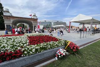 Wieniec od prezydenta Rafała Trzaskowskiego leży pod klombem. Co się stało przy Grobie Nieznanego Żołnierza?