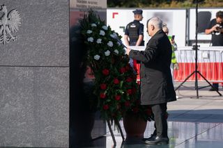 Miesięcznica pełna emocji. Przejęty Kaczyński, Babcia Kasia i „kłamstwo smoleńskie” na transparentach