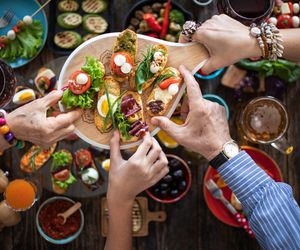 Zimne przekąski - inspirujące pomysły na bawimordki na mecz czy spotkanie towarzyskie