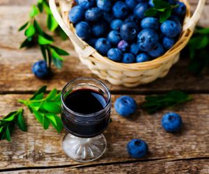 Nalewka z jagód, jakiej nie znałeś! Przepis na nalewkę jagodową, który przetrwał pokolenia