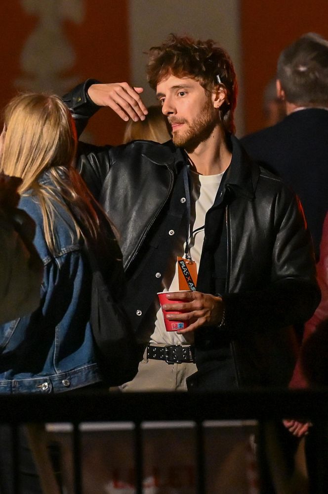 Maciej Musiał całował ukochaną na balkonie