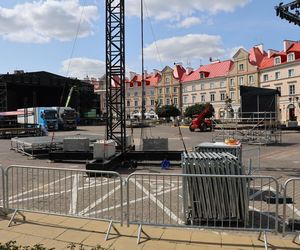 Przed sobotnim koncertem trwa budowa sceny na pl. Zamkowym w Lublinie