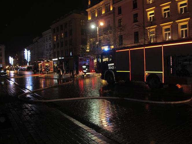 Chwile grozy na krakowskim Rynku: Zapaliły się stragany [ZDJĘCIA]