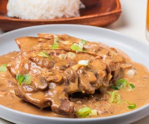 Aromatyczny schab w sosie z kilku składników. Talerze będą wylizane do czysta