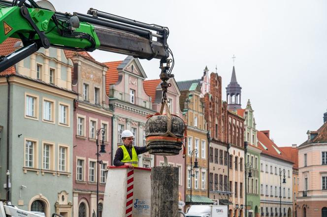 Pręgierz został oczyszczony z zabrudzeń i osadów, które nagromadziły się na jego powierzchni przez ostatnie lata