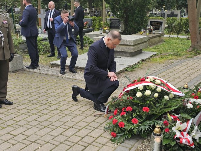 Kraków. Andrzej Duda ukląkł przed grobem posła PSL. Prezydent uczcił rocznicę katastrofy smoleńskiej